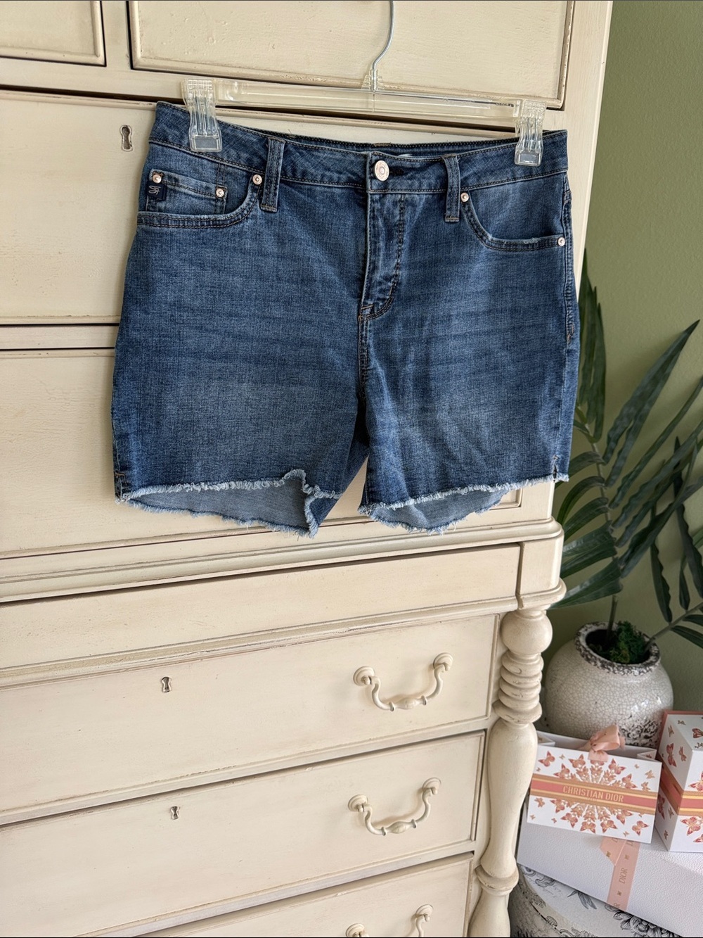 Seven 7 Weekend Dark Wash Denim Frayed Hem Women's Shorts size 8